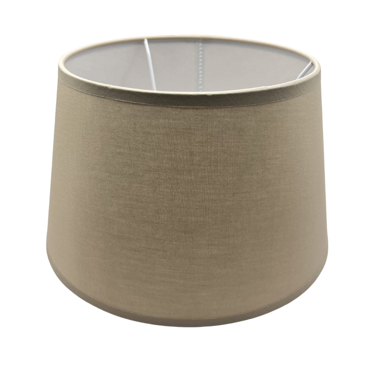 Een cappuccino-kleurige lampenkap in drumvorm geeft je ruimte een warme uitstraling. Perfect voor sfeervolle verlichting.
