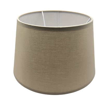 Een cappuccino-kleurige lampenkap in drumvorm geeft je ruimte een warme uitstraling. Perfect voor sfeervolle verlichting.