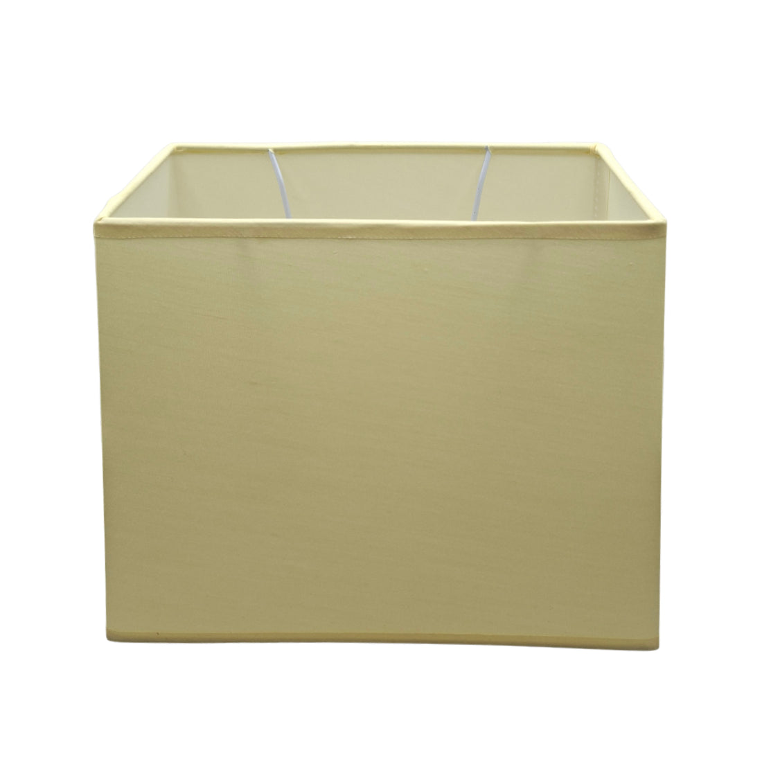 Deze crèmekleurige lampenkap voegt een warme sfeer toe aan elke ruimte. Perfect voor een stijlvolle afwerking van uw lamp.