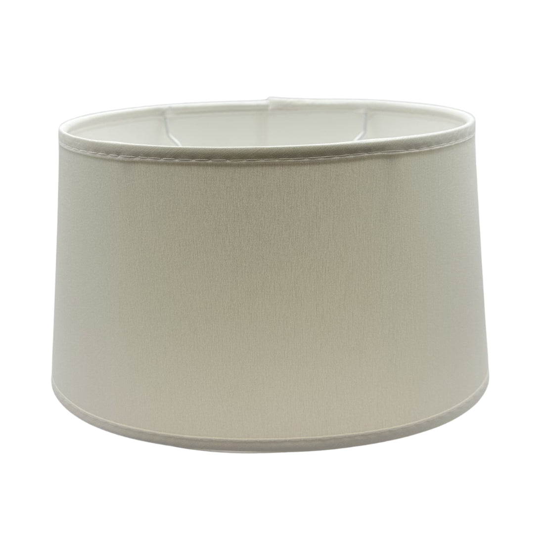 Deze moderne ovale lampenkap in crème geeft elke ruimte een warme uitstraling. Perfect voor sfeervolle verlichting.