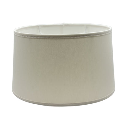 Deze moderne ovale lampenkap in crème geeft elke ruimte een warme uitstraling. Perfect voor sfeervolle verlichting.
