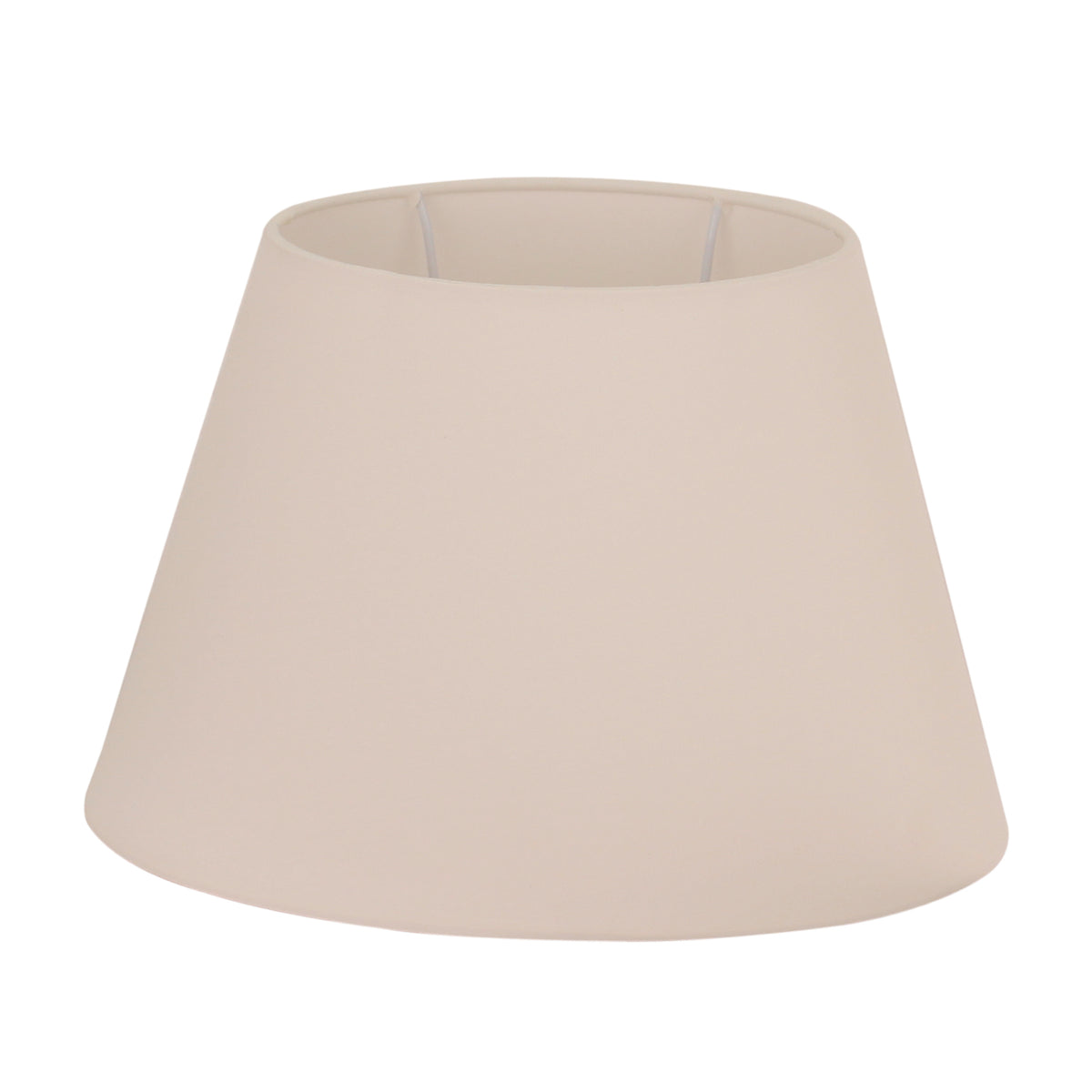 Deze crèmekleurige lampenkap geeft een warme, uitnodigende uitstraling aan elke ruimte. Perfect voor sfeervolle verlichting.