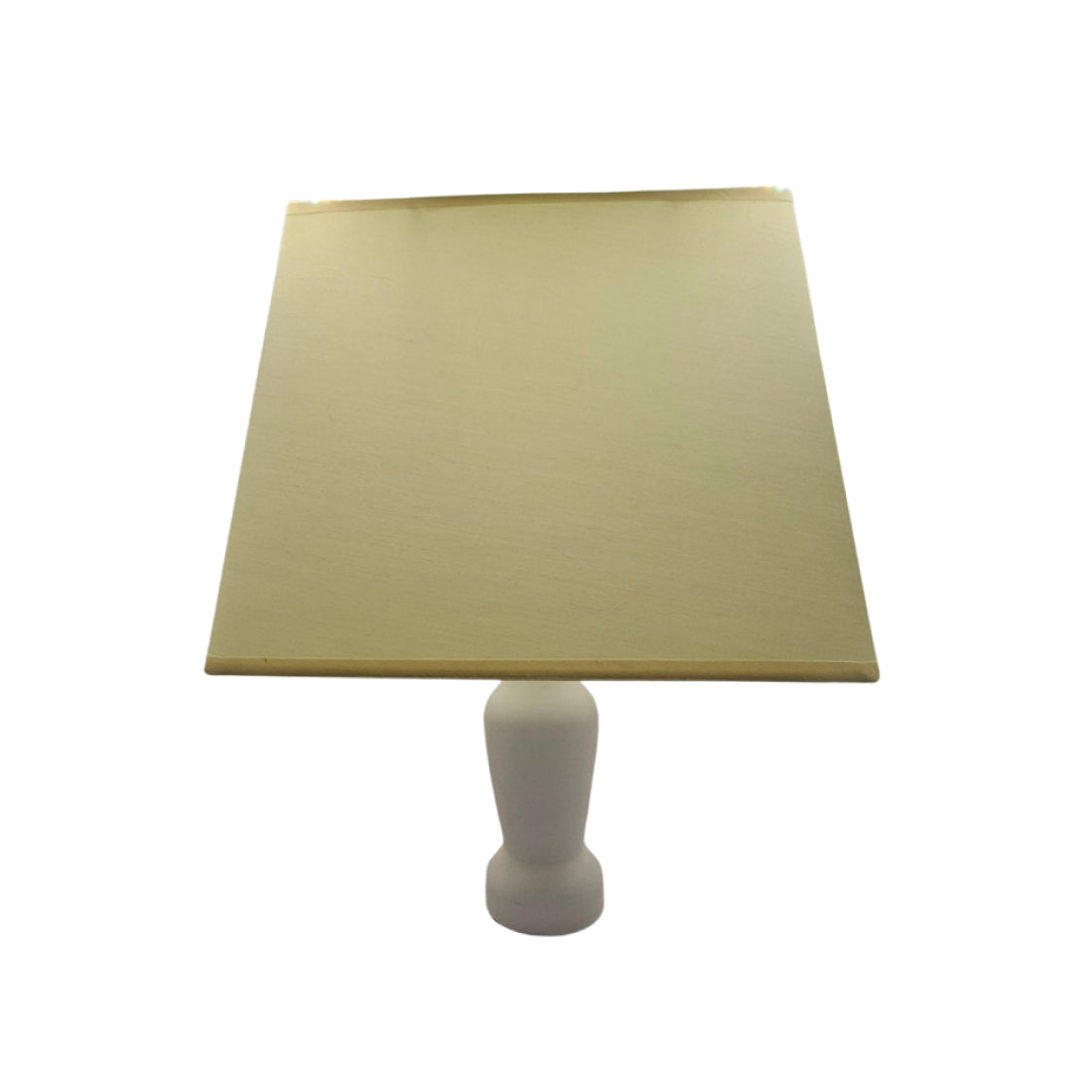 De crèmekleurige lampenkap Conica brengt een warme sfeer in je interieur. Perfect voor een gezellige avond thuis.