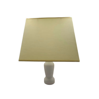 De crèmekleurige lampenkap Conica brengt een warme sfeer in je interieur. Perfect voor een gezellige avond thuis.