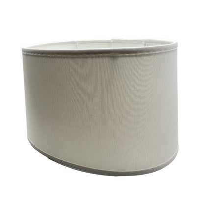 Deze crèmekleurige lampenkap voegt een moderne touch toe aan je interieur.