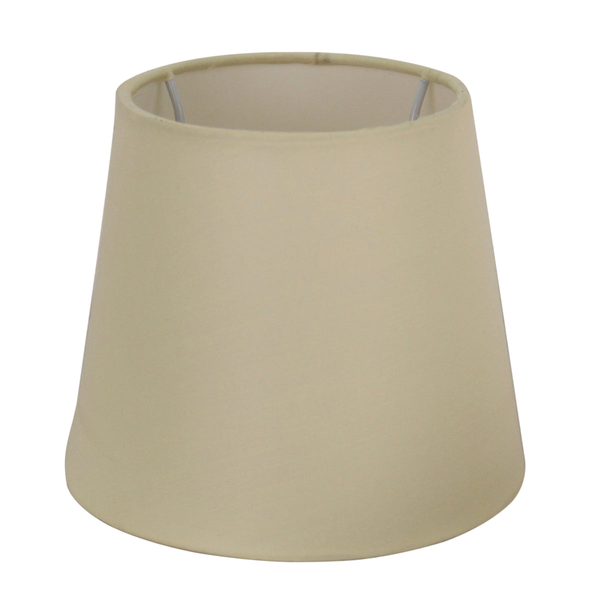 Deze crèmekleurige lampenkap in ovaal design voegt een warme, stijlvolle uitstraling toe aan elke ruimte.
