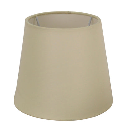 Deze crèmekleurige lampenkap in ovaal design voegt een warme, stijlvolle uitstraling toe aan elke ruimte.