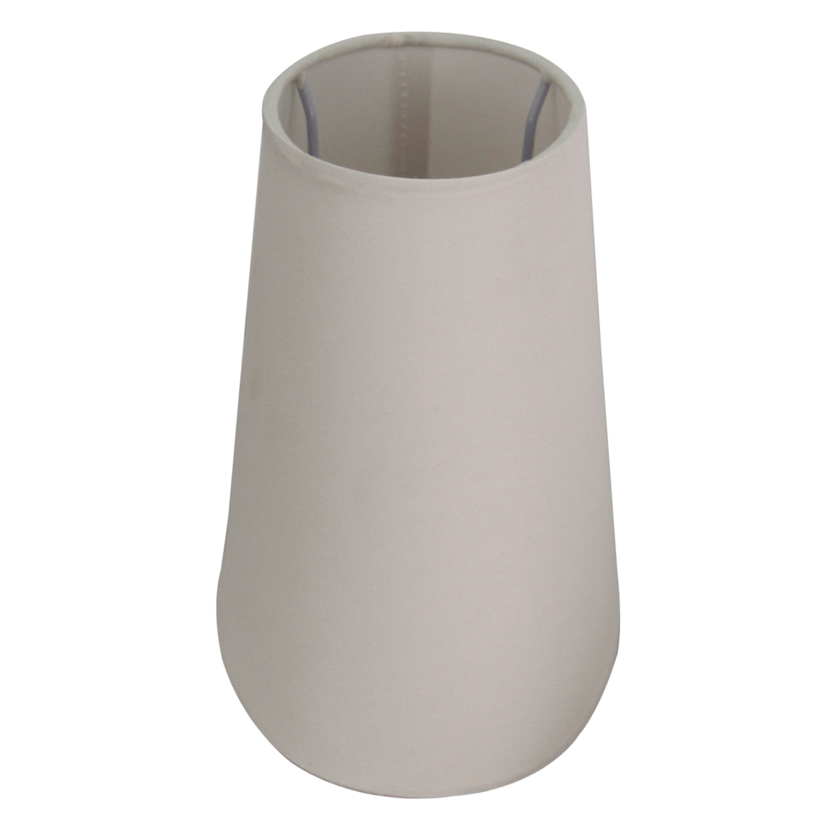 Deze crèmekleurige lampenkap in ovale vorm geeft een warme uitstraling. Perfect voor een sfeervolle ambiance in huis.