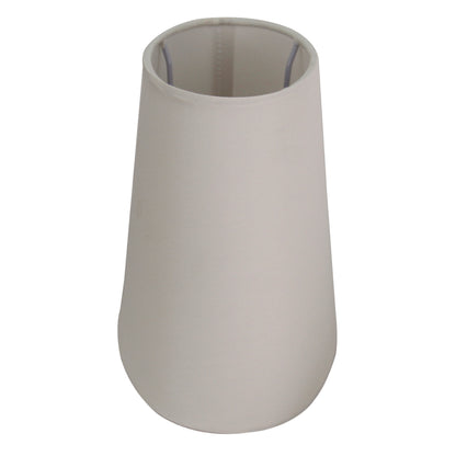 Deze crèmekleurige lampenkap in ovale vorm geeft een warme uitstraling. Perfect voor een sfeervolle ambiance in huis.