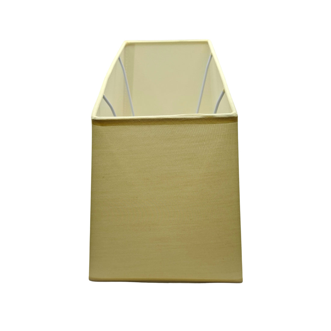 De creme lampenkap Conica Rechteck straalt eenvoud uit en past perfect in een moderne woonkamer of slaapkamer.