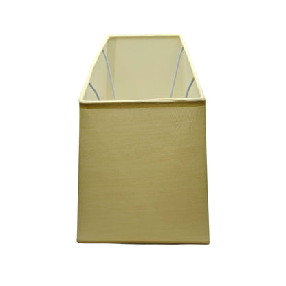 De creme lampenkap Conica Rechteck straalt eenvoud uit en past perfect in een moderne woonkamer of slaapkamer.