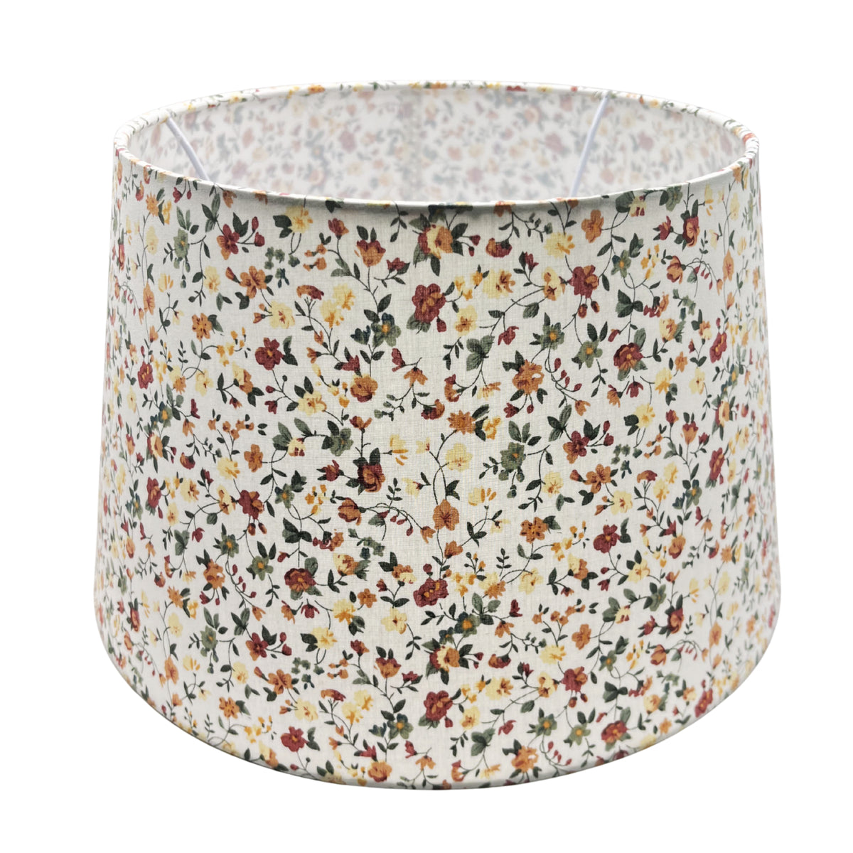 Een crèmekleurige lampenkap met een eigentijdse uitstraling. Perfect voor een warme en sfeervolle ambiance in uw interieur.