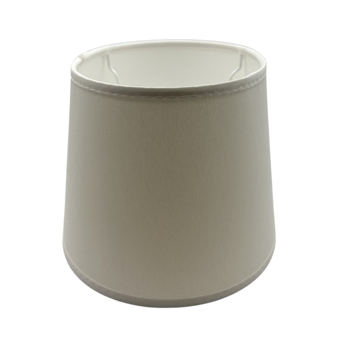 Gedetailleerde close-up van de crèmekleurige lampenkap Oval. Deze moderne kap voegt een vleugje elegantie toe aan elke lamp.