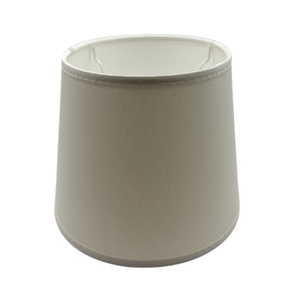 Gedetailleerde close-up van de crèmekleurige lampenkap Oval. Deze moderne kap voegt een vleugje elegantie toe aan elke lamp.
