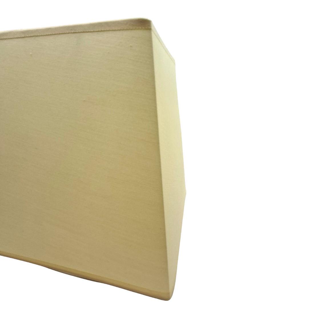 De crème lampenkap Conica Rechteck straalt eenvoud uit. Ideaal voor een warme ambiance in elke kamer.