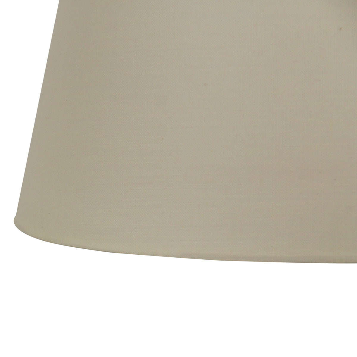 Deze crèmekleurige lampenkap in ovale vorm voegt een warme toets toe aan je interieur. Perfect voor sfeervolle verlichting.