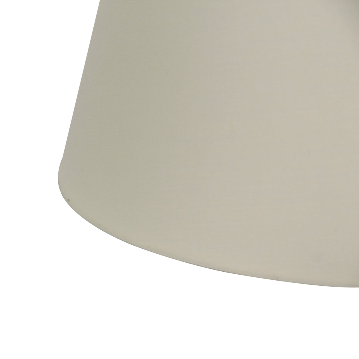 Deze crèmekleurige lampenkap geeft een warm, tijdloos gevoel aan elke ruimte. Perfect voor sfeervolle verlichting!