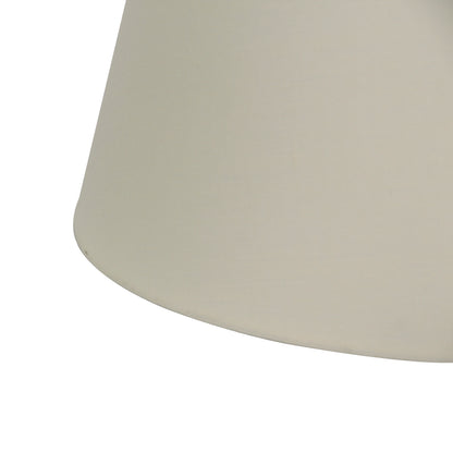 Deze crèmekleurige lampenkap geeft een warm, tijdloos gevoel aan elke ruimte. Perfect voor sfeervolle verlichting!