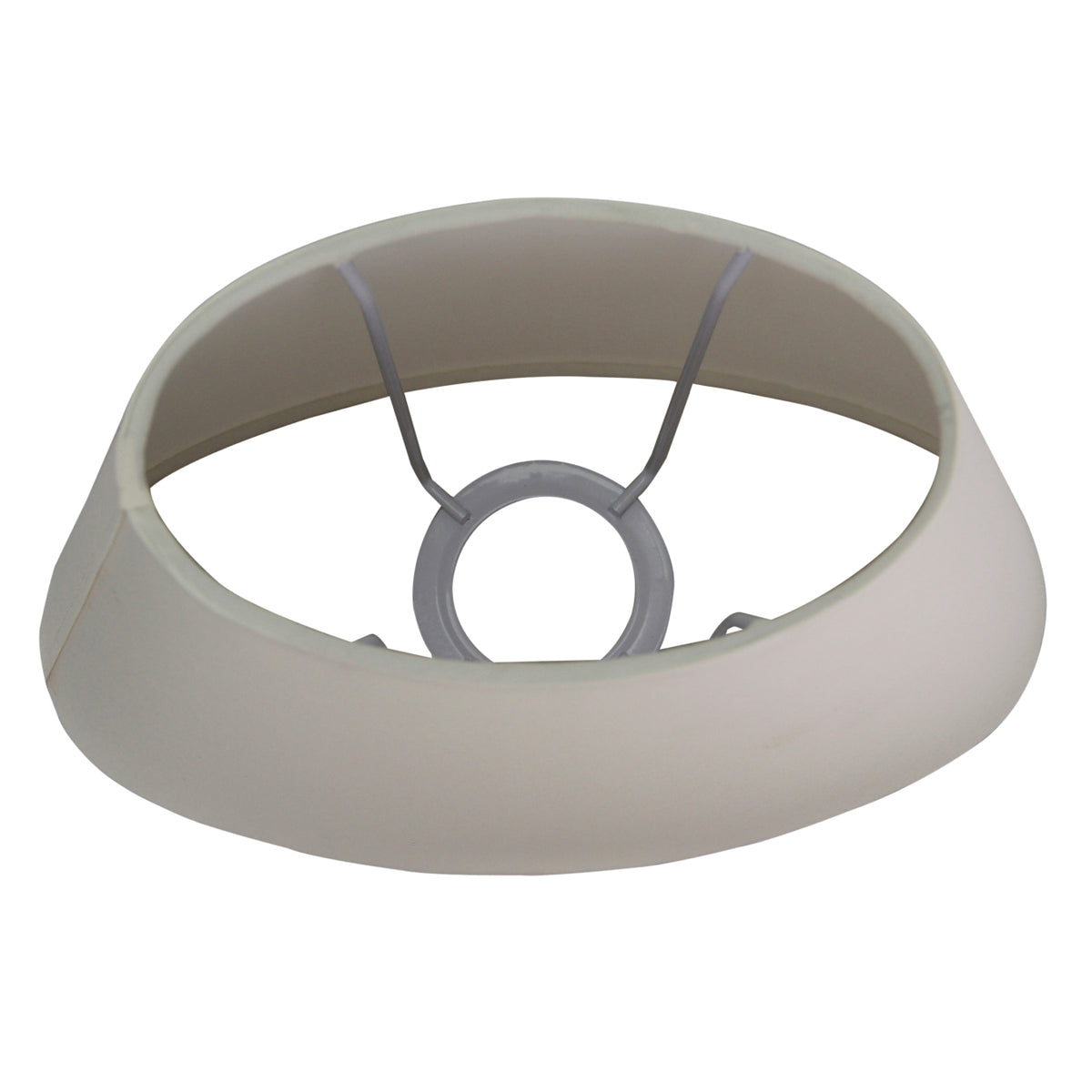 Een sfeervolle crèmekleurige lampenkap met een ovale vorm. Perfect voor het toevoegen van warmte aan je interieur.