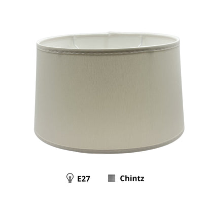 Deze crèmekleurige lampenkap in ovale vorm voegt een moderne touch toe aan je interieur. Perfect voor sfeervolle verlichting.