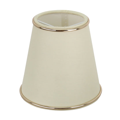 Deze crèmekleurige lampenkap brengt een warme, klassieke sfeer in elke ruimte. Perfect voor sfeervolle verlichting!