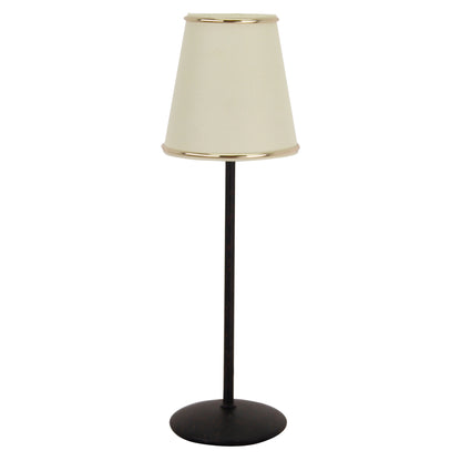 Deze crèmekleurige lampenkap voegt een klassieke charme toe aan elke ruimte.