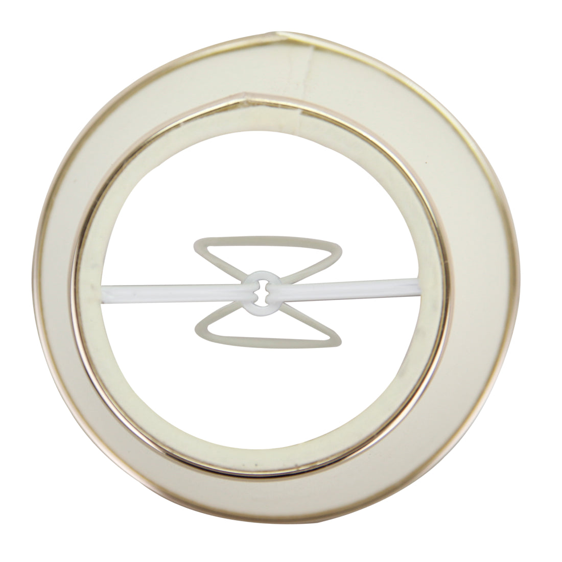 Deze crème lampenkap van Various voegt een klassieke charme toe aan je interieur.