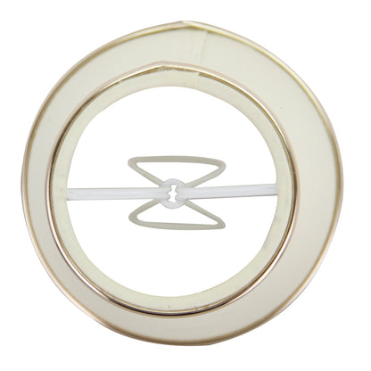 Deze crème lampenkap van Various voegt een klassieke charme toe aan je interieur.