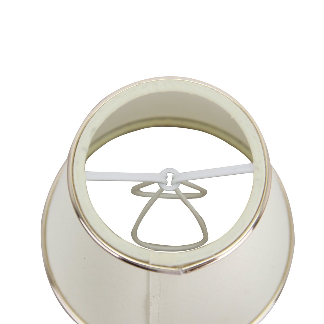 Deze crèmekleurige lampenkap voegt een klassieke charme toe aan elke lamp. Perfect voor een warme, sfeervolle ambiance.