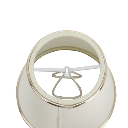 Deze crèmekleurige lampenkap voegt een klassieke charme toe aan elke lamp. Perfect voor een warme, sfeervolle ambiance.