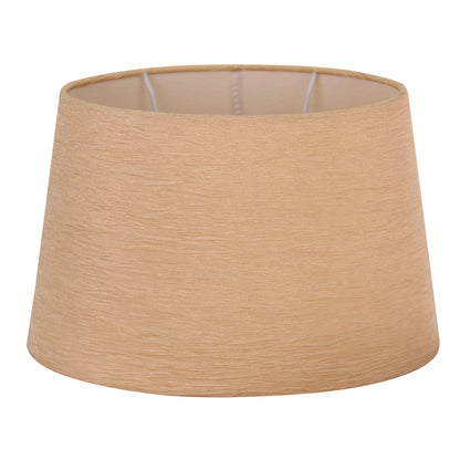 Deze moderne lampenkap in crème met gouden accents voegt een warme uitstraling toe aan elke ruimte.