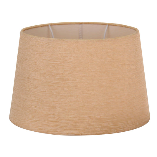 Deze moderne lampenkap in crème met gouden accents voegt een warme uitstraling toe aan elke ruimte.