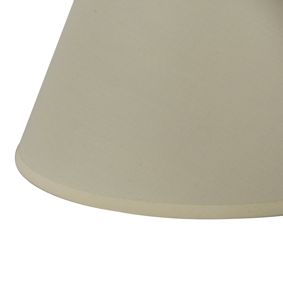 Detailfoto van de crèmekleurige lampenkap Top. Deze kap voegt een warme, elegante sfeer toe aan elke ruimte.