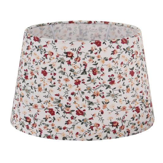De crèmekleurige lampenkap Oval brengt een warme sfeer in jouw interieur. Perfect voor een gezellige ambiance.