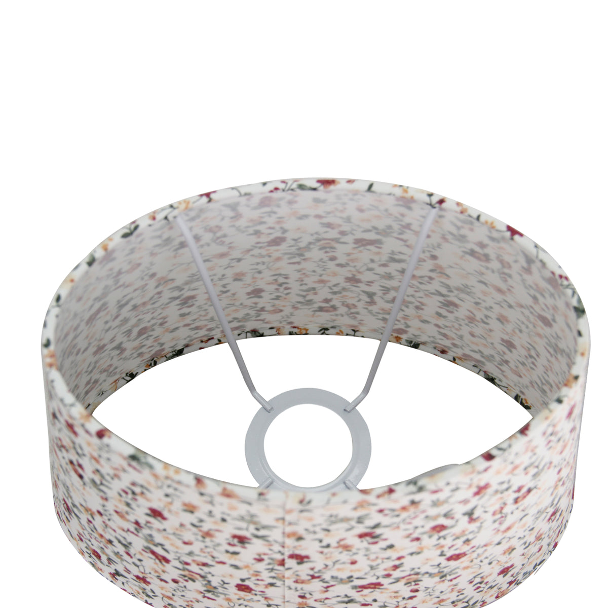 Deze crèmekleurige lampenkap voegt een warme uitstraling toe aan je interieur. Perfect voor sfeervolle verlichting.