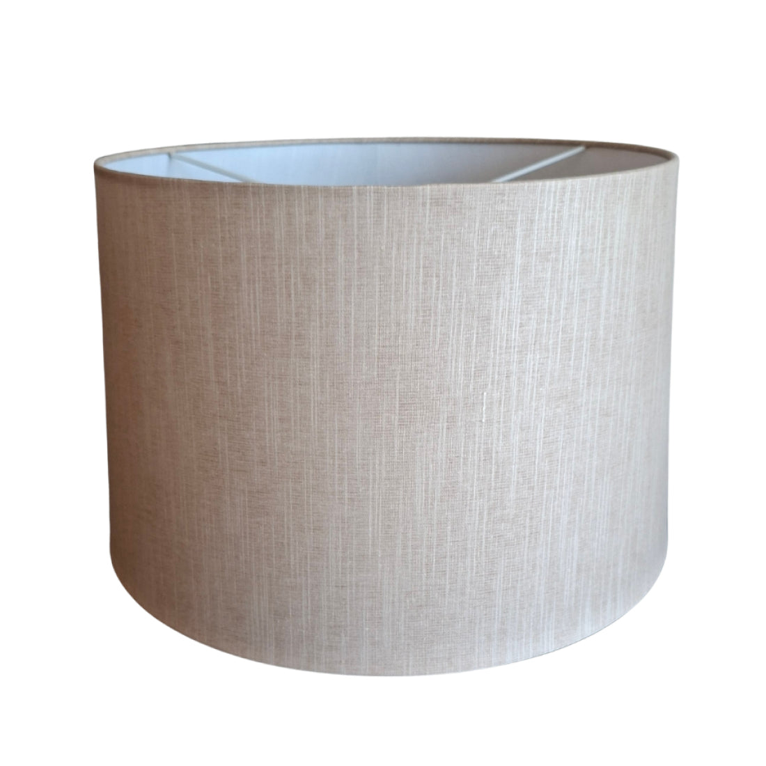Deze crèmekleurige lampenkap in drumvorm voegt een tijdloze elegantie toe aan elke ruimte.