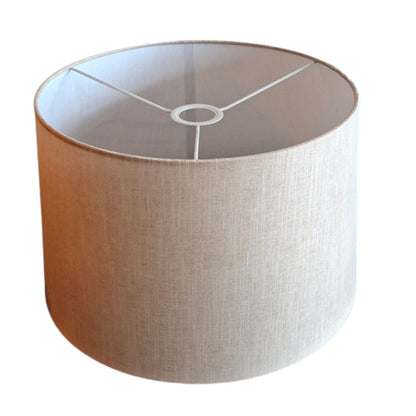 Deze crèmekleurige lampenkap brengt een tijdloze elegantie in elke kamer. Perfect voor sfeervolle verlichting en stijl.