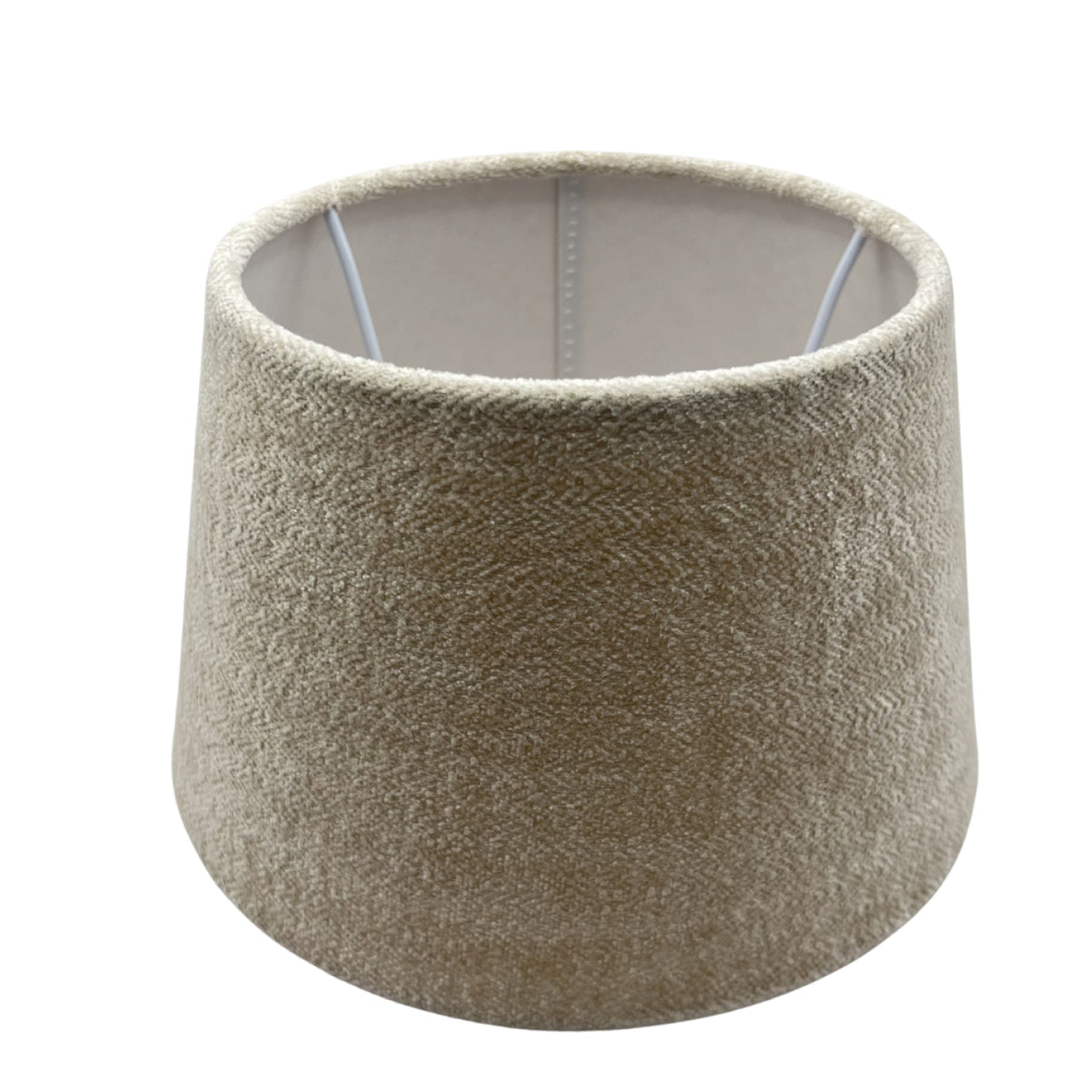 Deze crèmekleurige lampenkap in moderne stijl voegt een warme sfeer toe aan elk interieur.