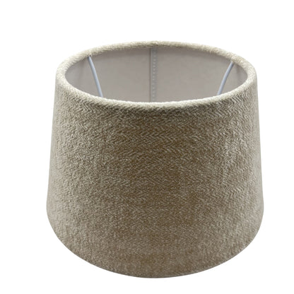 Deze crèmekleurige lampenkap in moderne stijl voegt een warme sfeer toe aan elk interieur.