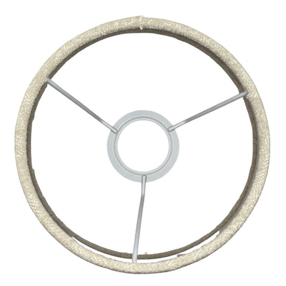 Van bovenaf gezien, straalt deze crèmekleurige lampenkap moderniteit uit. Perfect voor een sfeervolle ambiance in huis.