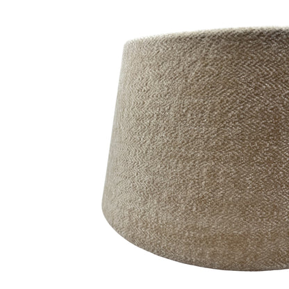 Deze moderne crèmekleurige lampenkap voegt een warme sfeer toe aan elke ruimte. Perfect voor stijlvolle verlichting!