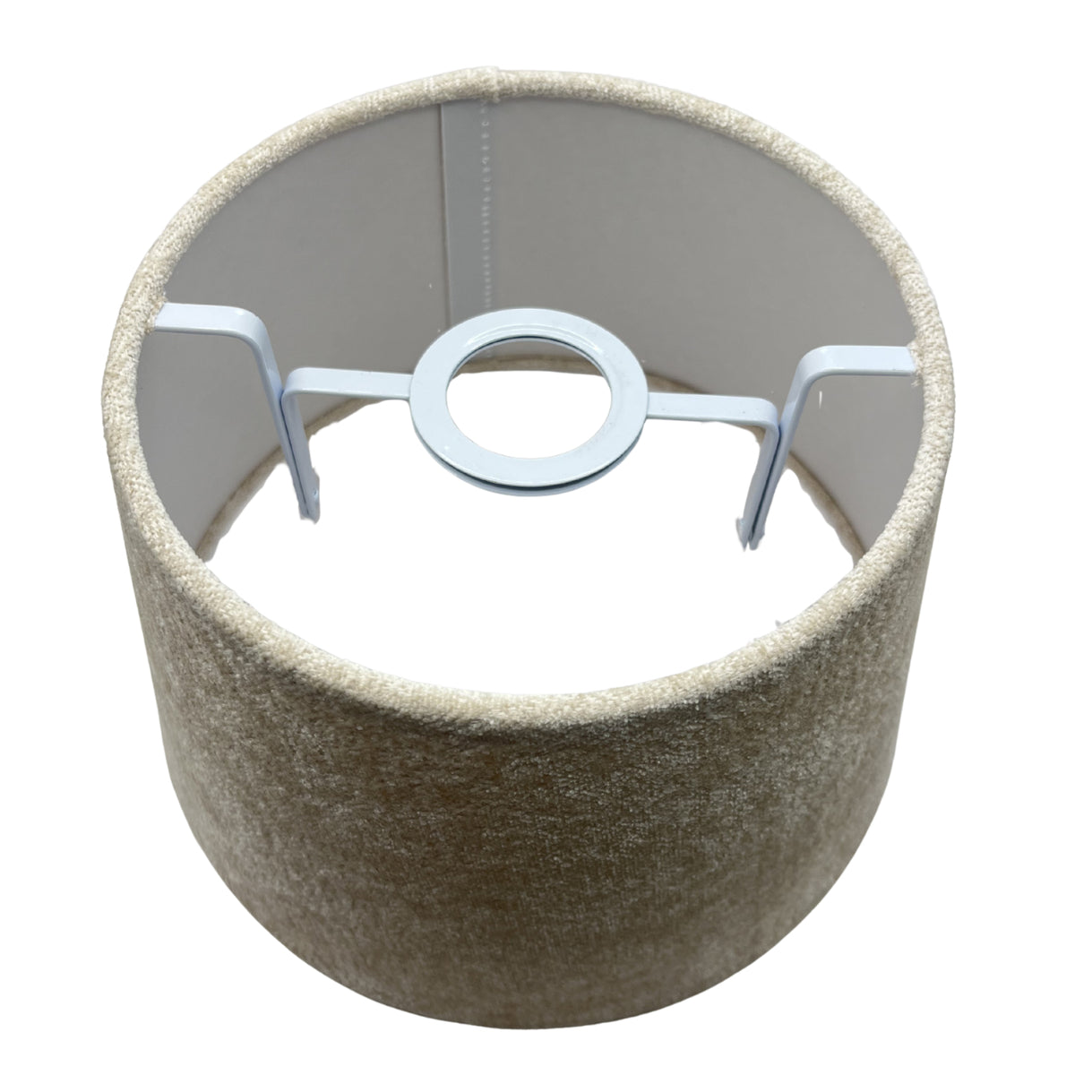 Van bovenaf gezien toont de crèmekleurige lampenkap een tijdloos ontwerp. Perfect voor een warme sfeer in elk interieur.