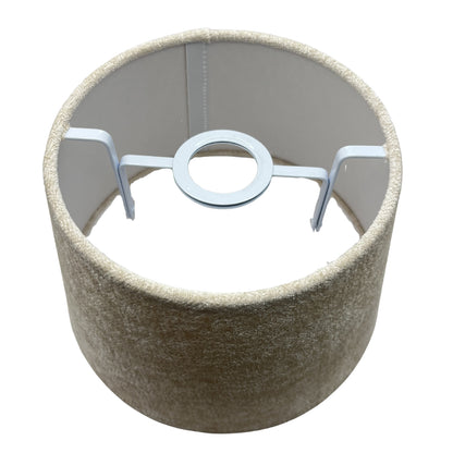 Van bovenaf gezien toont de crèmekleurige lampenkap een tijdloos ontwerp. Perfect voor een warme sfeer in elk interieur.