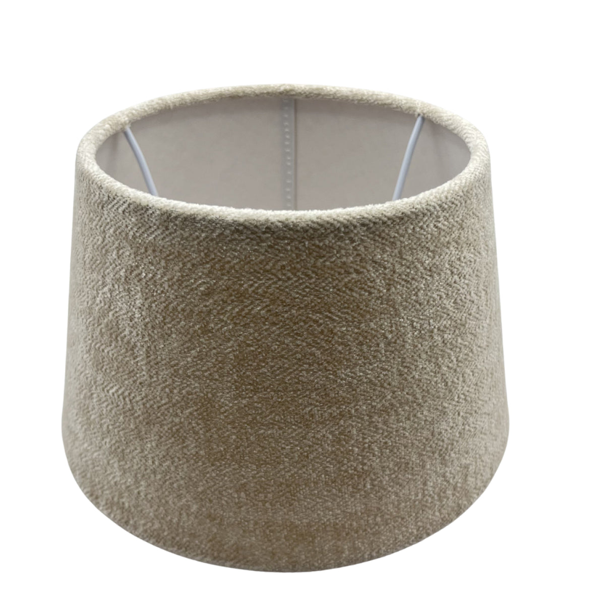 Deze crèmekleurige lampenkap in modern design geeft een warme uitstraling aan elke ruimte.