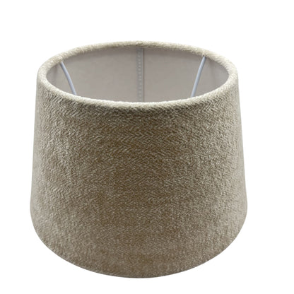 Deze crèmekleurige lampenkap in modern design geeft een warme uitstraling aan elke ruimte.