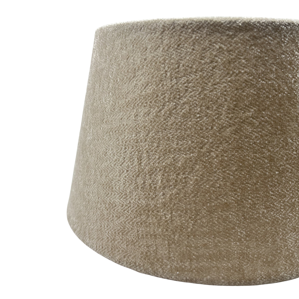 Deze crèmekleurige lampenkap heeft een eigentijdse uitstraling. Perfect voor een warme sfeer in elke kamer.