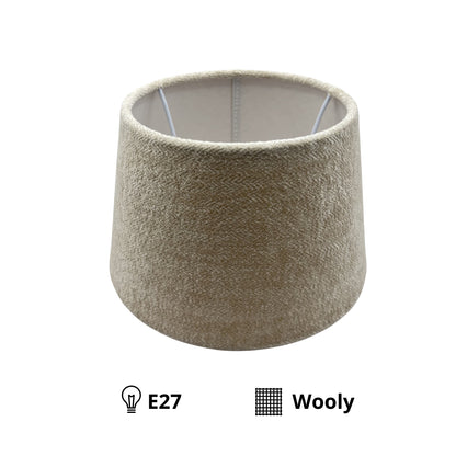 Moderne lampenkap in crèmekleur met een elegante afwerking. Perfect voor een sfeervolle en eigentijdse inrichting.