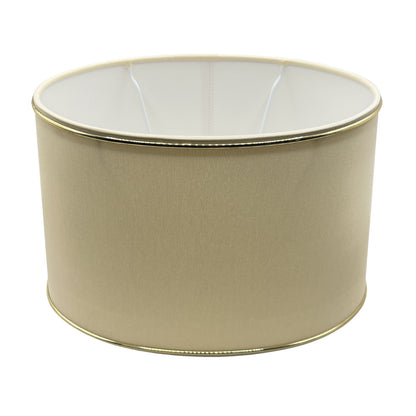 Moderne lampenkap in beige met gouden accenten. Een prachtige aanvulling voor een sfeervolle verlichting in huis.