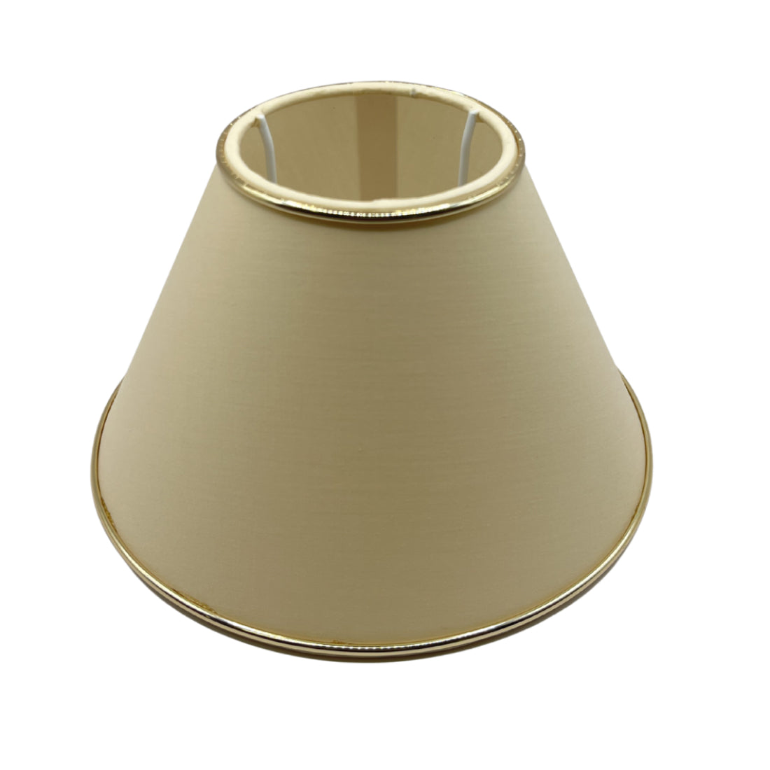 Beige lampenkap met gouden details voor een warme uitstraling. Perfect voor het creëren van een gezellige sfeer in huis.