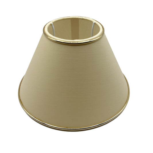 Beige lampenkap met gouden details voor een warme uitstraling. Perfect voor het creëren van een gezellige sfeer in huis.